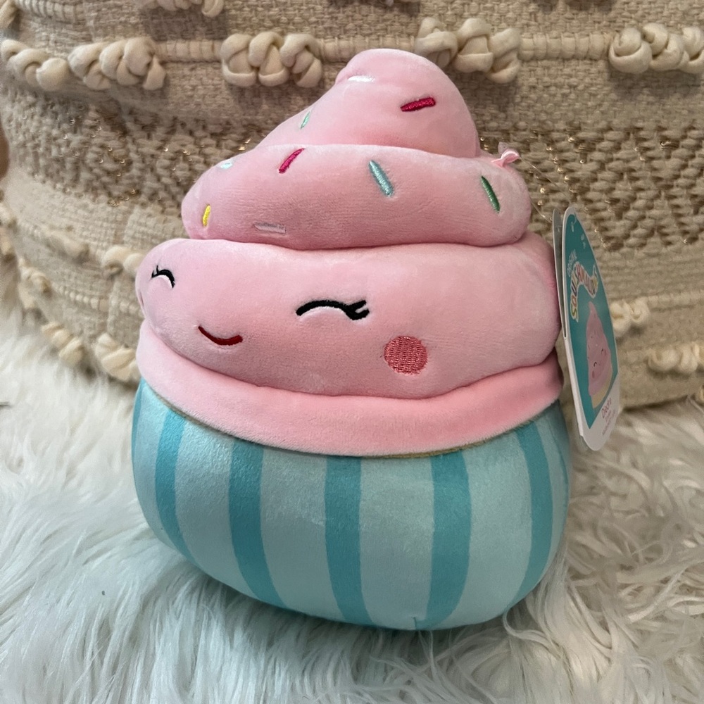 Squishmallow 7.5” Diedre the Cupcake, 2022